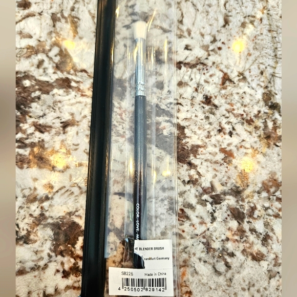 Zoeva 225  LUXE Eye Blender Brush - Picture 1 of 3